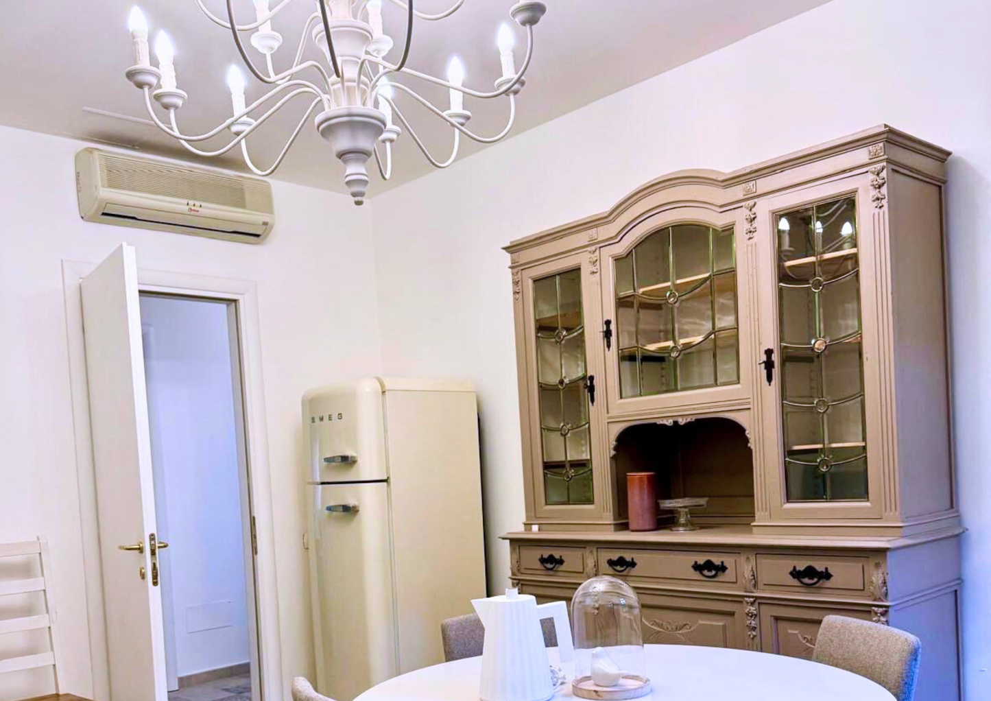 "Ivrea Centro Storico –  Splendido Trilocale con ascensore in Via Palestro, il cuore pulsante di Ivrea. Ideale per affitti brevi"